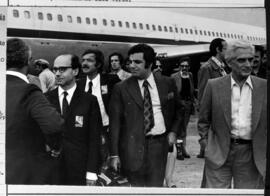 Foto da chegada da delegação portuguesa a Cabo Verde para participar no ato de proclamação da independência