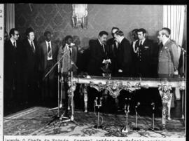 O Presidente António Spínola formaliza o reconhecimento da Independência da Guiné-Bissau em um evento que conta com a presença da delegação do PAIGC, realizado em 10 de setembro de 1974.