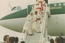 A chegada do Papa João Paulo II ao Aeroporto Internacional Amílcar Cabral, na ilha do Sal