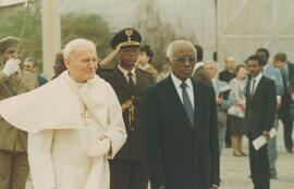 Papa João Paulo II e o ex-presidente da República de Cabo Verde, Aristides Pereira, por ocasião da visita de Sua Santidade a Cabo Verde