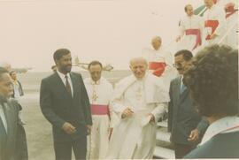 Chegada do Papa João Paulo II ao Aeroporto Francisco Mendes, na Cidade da Praia